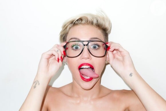 Miley Cyrus faz caras e bocas em ensaio do fotógrafo Terry Richardson