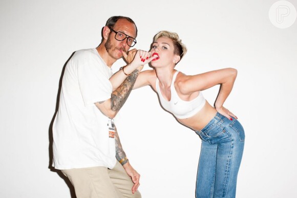 Miley Cyrus e Terry Richardson se divertem em ensaio