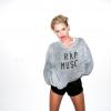 Miley Cyrus posa de shortinho em ensaio do fotógrafo Terry Richardson