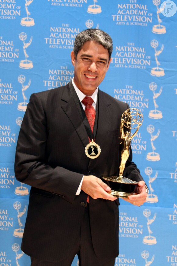 William Bonner posa com o Emmy Internacioal 2011. O 'Jornal Nacional' ganhou dos concorrentes pela cobertura da invasão policial do conjunto de favelas do Alemão