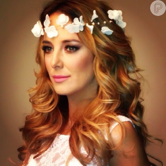 Ticiane Pinheiro posa para ensaio fotográfico vestida de noiva e publica foto no Instagram, em 14 de agosto de 2013