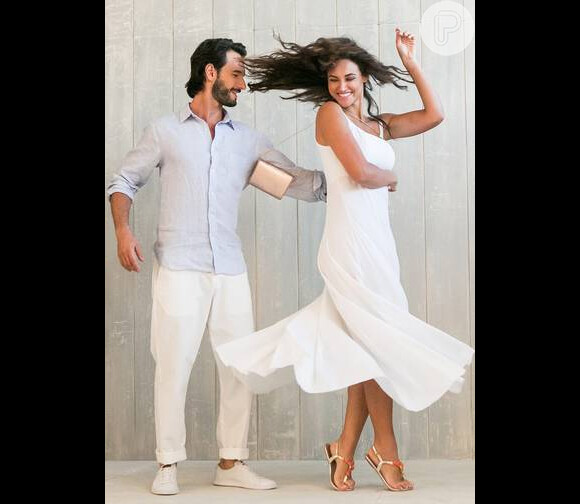 Rodrigo Santoro e Débora Nascimento dançam e sorriem em foto de campanha de grife de acessórios