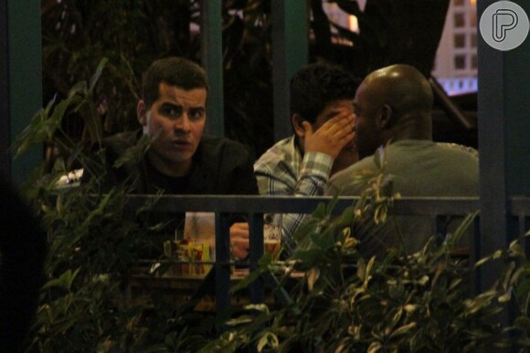 Thiago Martins, sem a namorada, Paloma Bernardi, curtiu a noite carioca com amigos em bar do Leblon, RJ, em 20 de agosto de 2013