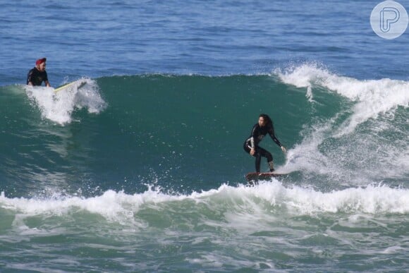 Daniele Suzuki surfa sozinha na praia da Barra da Tijuca, no Rio