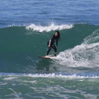 Daniele Suzuki surfa sozinha em praia do Rio de Janeiro