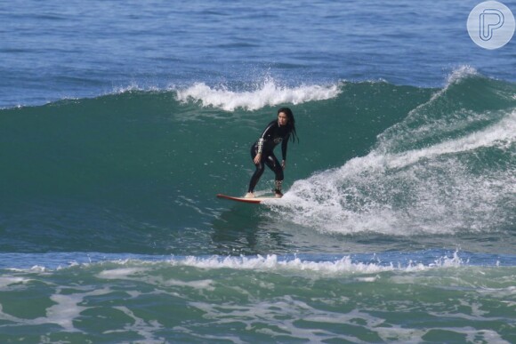 Daniele Suzuki surfa na praia da Barra da Tijuca, em 21 de agosto de 2013