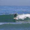 Daniele Suzuki pega várias ondas na praia da Barra da Tijuca