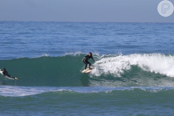 Daniele Suzuki pega várias ondas na praia da Barra da Tijuca