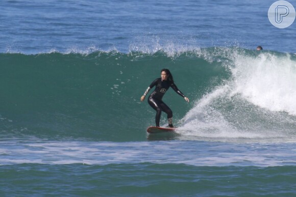 Daniele Suzuki vai à praia sozinha