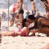 Carolina Ferraz e Marcelo Marins trocaram beijos na praia do Leblon