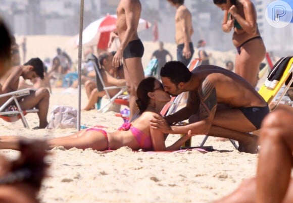 Carolina Ferraz e Marcelo Marins trocaram beijos na praia do Leblon