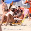 O casal apaixonado aproveitou o dia de sol em praia carioca