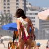 Carolina Ferraz mostra corpo invejável na praia do Leblon, no Rio