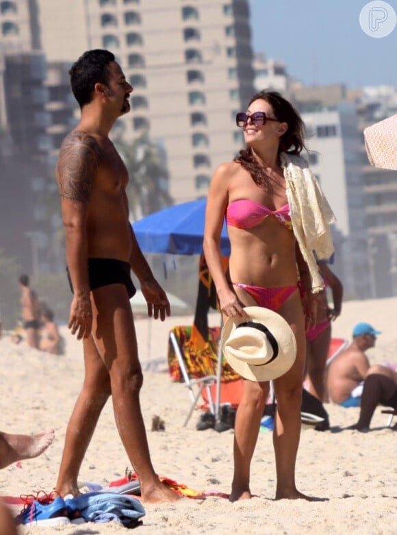 Carolina Ferraz e namorado aproveitam a tarde de sol, no Rio