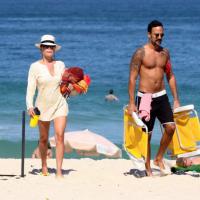 Carolina Ferraz mostra boa forma em praia com o namorado, Marcelo Marins
