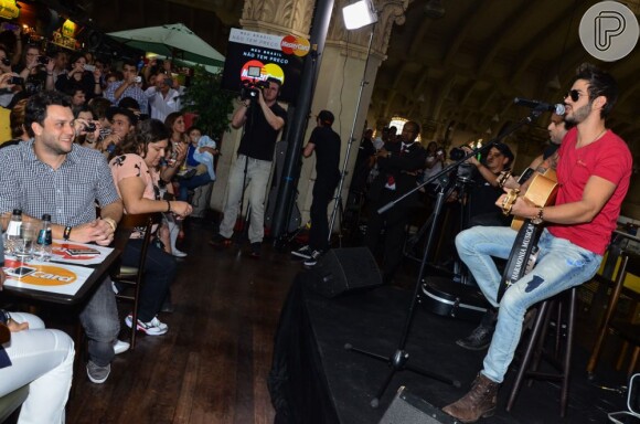 Gustavo Lima parou o Mercado Municipal de São Paulo e cantou alguns de seus sucessos durante um pocket show