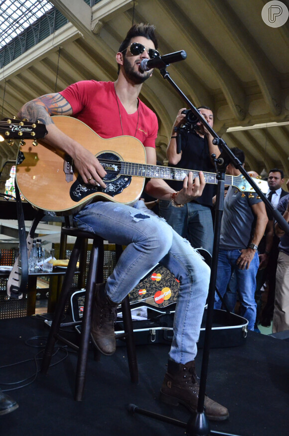 Gusttavo Lima cantou alguns de seus sucessos em apresentação no Mercado Municipal de São Paulo