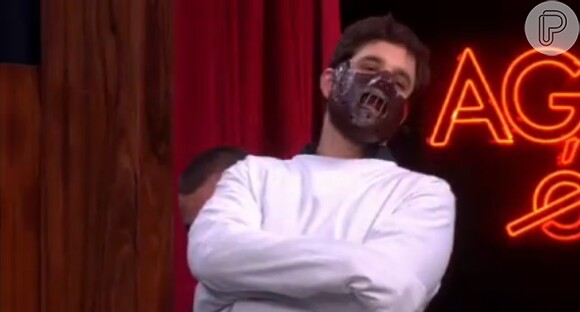 Rafinha Bastos entrou no palco do 'Agora é Tarde' com uma camisa de força e máscara semelhante à usada pelo personagem Hannibal Lector no filme 'Silêncio dos Inocentes'