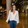 Fernanda Vasconcellos usa blusa decotada e posa com simpatia para fotos