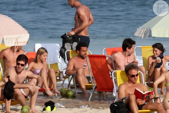 Fred se divertiu na Praia do Leblon na companhia do assessor, Francis Mello e de uma loira, com quem conversou