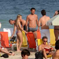 Fred curte tempo ensolarado com amigos na praia e encontra o vizinho Ronaldo