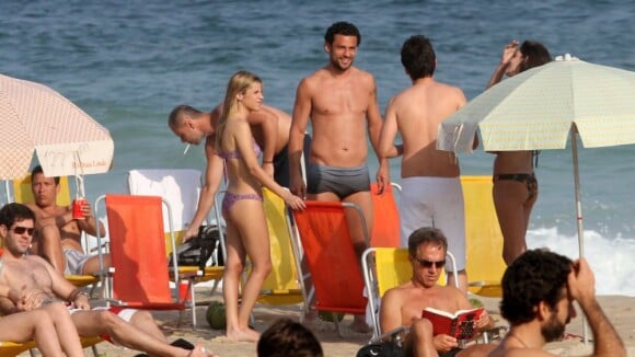 Fred curte tempo ensolarado com amigos na praia e encontra o vizinho Ronaldo