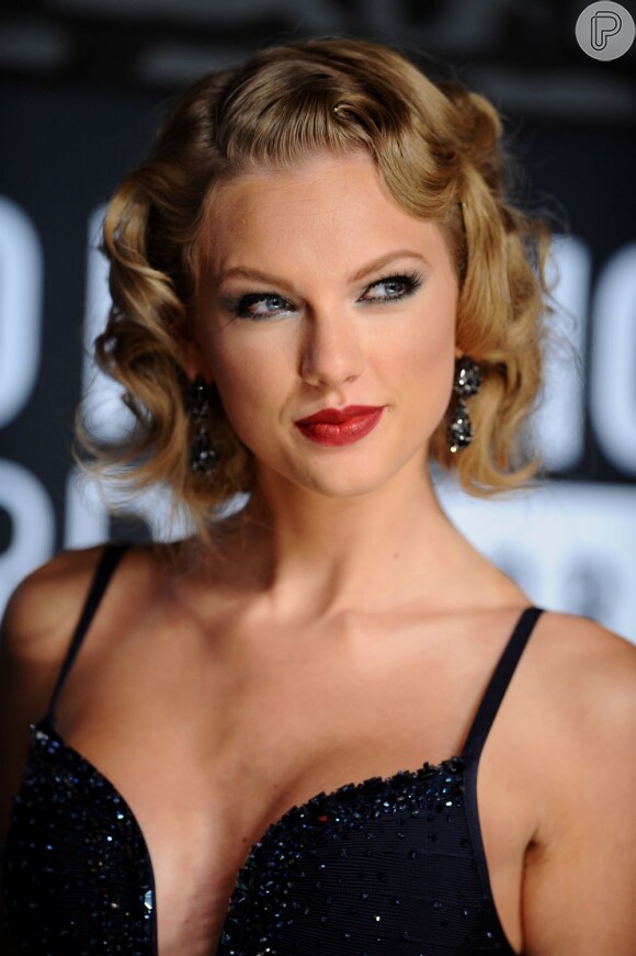 Taylor Swift usou decote profundo e batom vermelho no MTV Video Music Awards
