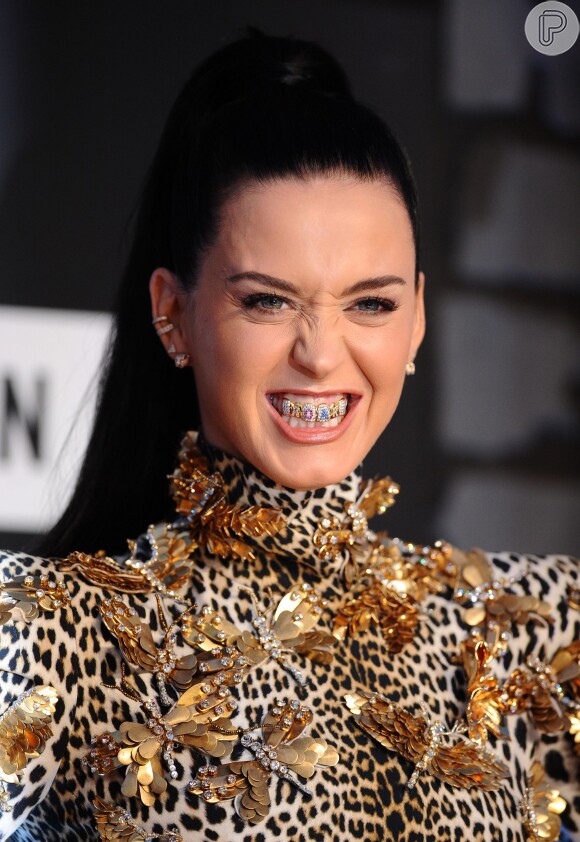 Katy Perry exibe o seu grillz de US$ 1 mil confeccionado pelo joalheiro Paul Wall