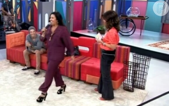 Regina Casé desfilou no palco do 'Encontro com Fátima Bernardes' para exibir seu pijama: 'É Prada', disse ela