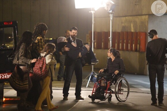 Ninho (Juliano Cazarré) carrega Paulinha (Klara Castanho) no colo, dopada, enquanto Alejandra (Maria Maya) dá instruções aos 'laranjas', em cena de 'Amor à Vida'