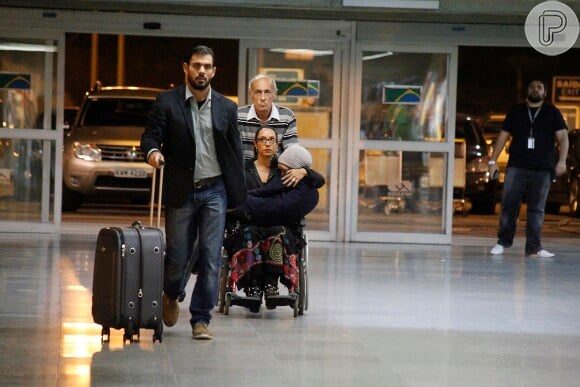 Ninho (Juliano Cazarré) e Alejandra (Maria Maya) chegam ao Aeroporto Internacional do Rio de Janeiro com Paulinha (Klara Castanho) dopada, em cena de 'Amor à Vida' que vai ao ar em 26 de agosto de 2013