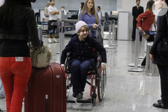 Klara Castanho brinca na cadeira de rodas de Alejandra (Maria Maya), nos intervalos de gravação de 'Amor à Vida' no Aeroporto Internacional do Rio de Janeiro