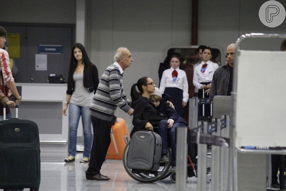Empurrada por um comparsa, Alejandra (Maria Maya) carrega Paulinha (Klara Castanho), dopada, no colo em direção ao portão de embarque do aeroporto, em cena de 'Amor à Vida'