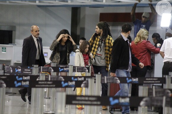 Sósias de Paulinha (Klara Castanho), Ninho (Juliano Cazarré) e Alejandra (Maria Maya) circulam pelo aeroporto, pagos pela traficante, e desviam a atenção da polícia, em cena de 'Amor à Vida'