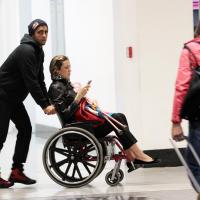 Luana Piovani aparece em cadeira de rodas em aeroporto com Pedro Scooby