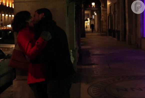 Alice Braga e Daniel de Oliveira aparecem se beijando em uma rua de Paris em 'Latitude'