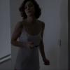 Alice Braga aparece de camisola nas primeiras cenas de 'Latitude' após passar a noite com Daniel de Oliveira