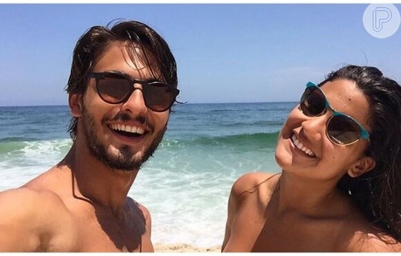 Brenno Leone e Giulia Costa curtiram a tarde de sábado (26) juntos na Prainha, no Rio de Janeiro