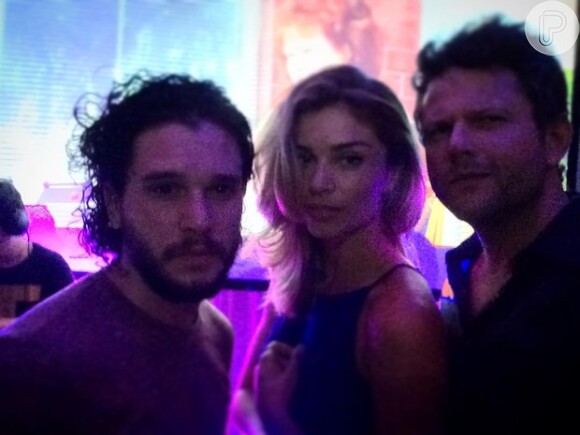 Grazi Massafera posa ao lado de Kit, intérprete de Jon Snow em "Game of Thrones" e Selton Mello, que publicou a foto nesta quarta-feira, dia 30 de dezembro de 2015