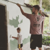 Rodrigo Hilbert pinta a casa com a ajuda dos filhos, João e Francisco, de 7 anos de idade