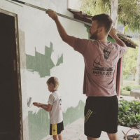 Rodrigo Hilbert pinta a casa com a ajuda dos filhos João e Francisco: 'Simples'