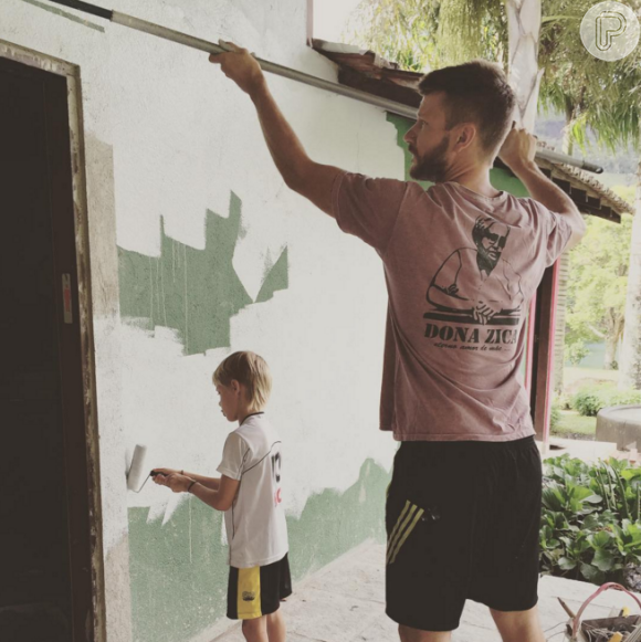 Rodrigo Hilbert pinta a casa com a ajuda dos filhos, João e Francisco, de 7 anos de idade