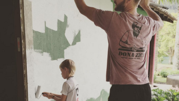 Rodrigo Hilbert pinta a casa com a ajuda dos filhos João e Francisco: 'Simples'
