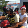 Susana subiu de mototáxi a comunidade do vidigal e distribuiu presentes