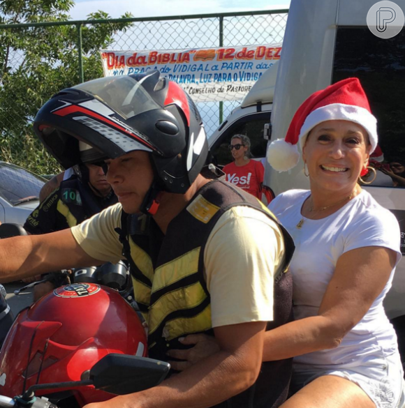 Susana subiu de mototáxi a comunidade do vidigal e distribuiu presentes