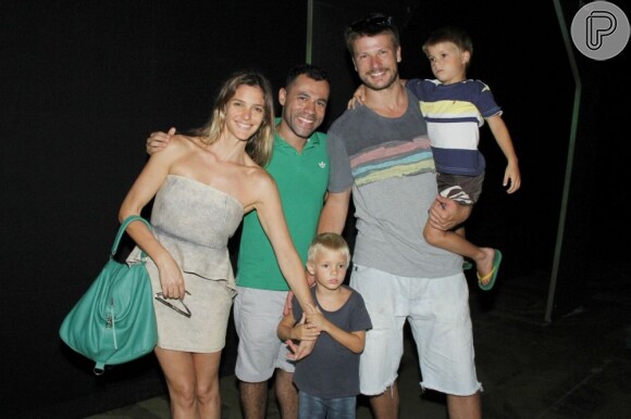Fernanda Lima e Rodrigo Hilbert posam com os gêmeos junto ao humorista Rodrigo Sant'anna