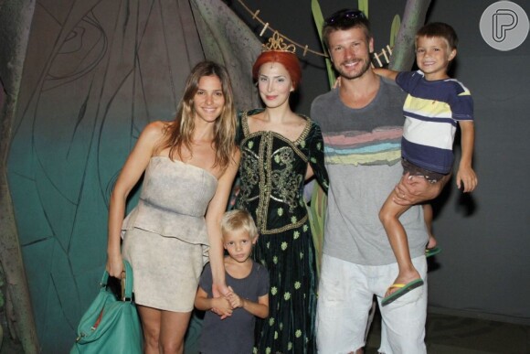 Fernanda Lima e Rodrigo Hilbert posam com os filhos ao lado da princesa Fiona