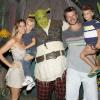 Fernanda Lima e Rodrigo Hilbert levaram os gêmeos, João e Francisco, para assistirem ao musical 'Shrek', neste domingo, 16 de dezembro de 2012