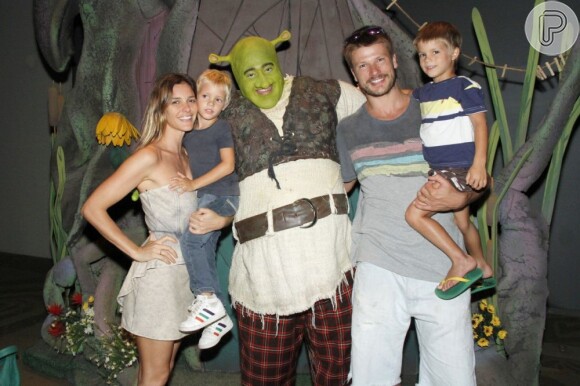 Fernanda Lima e Rodrigo Hilbert levaram os gêmeos, João e Francisco, para assistirem ao musical 'Shrek', neste domingo, 16 de dezembro de 2012