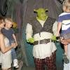 Os meninos se divertiram com o protagonista do musical 'Shrek'